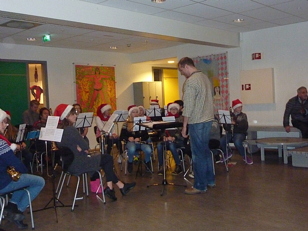 Korpset, under dirigent Martin Kinn, spiller på Gosen Skole sitt Julemarked.