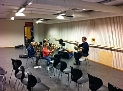 Her øver de som skal spille baryton, i rommet korpset normalt øver samspill, på Gosen Skole.