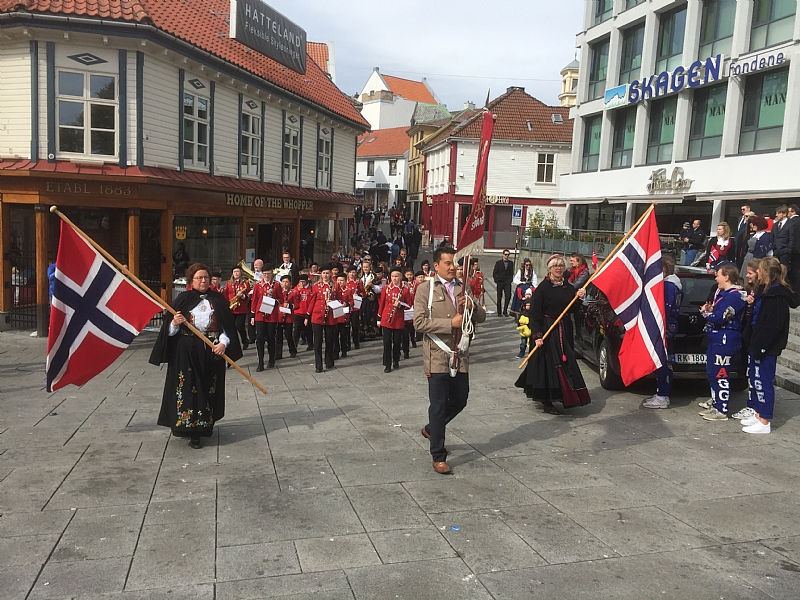 Avgang i folketoget - fra Torget i Stavanger