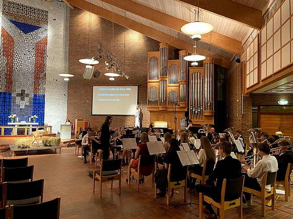 Hovedkorpset under innspilling av gudstjenesten i Madlamark kirke